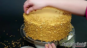 Sprinkle sequins are the perfect touch for any cake! Get some here - http://bit.ly/2Ww6ide | Evil Cake Genius