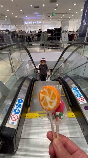 Funny Escalator 🤯🛼🍭🍡🍫#cutebaby #keşfetbeniöneçıkar #baby #funny #canddy