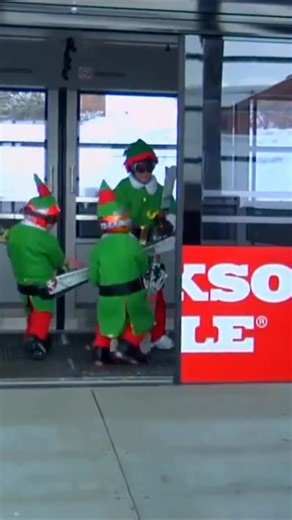 Santa’s dropping in, Christmas Eve out of Big Red 🎅🚠 🎄 12.24 - Santa drops out of The Tram 4:30 PM 🎄 12.25 - Ski with Santa 10:00 AM - 12:00 AM 🎄 12.31 - Fireworks and Torchlight Parade Who’s ready for Christmas? 🙋‍♀️🙋‍♂️ #jacksonhole60 #christmas #santa #jacksonholetram | Jackson Hole Mountain Resort