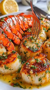 Homard et Pétoncles au Beurre à l'Ail L'apogée du luxe marin dans un bain de beurre d'ail onctueux et doré Cette recette est l'essence même du festin de la mer. Le homard, avec sa chair ferme et sucrée, s'associe aux pétoncles délicats pour une expérience texturale incomparable. Le secret réside dans la cuisson "à l'arrosage" : le beurre, infusé à l'ail frais et au persil, vient napper chaque fibre du crustacé et du coquillage pour créer une brillance "glossy" irrésistible. C’est un plat riche, 