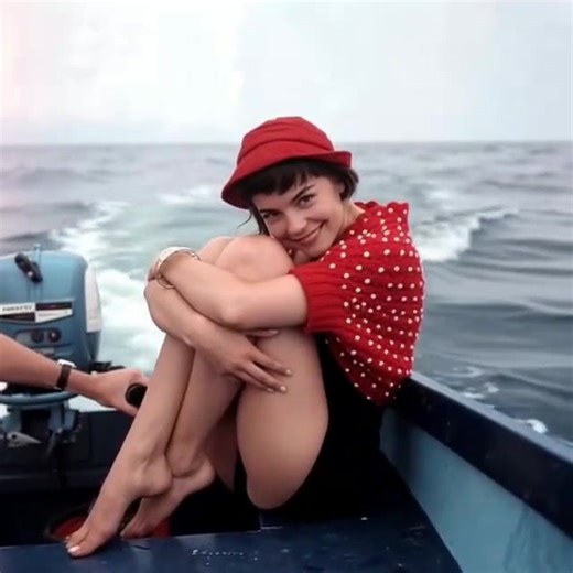 "She was Hollywood’s golden girl—but what was she really thinking in this quiet moment at sea? 🌊✨ Captured in 1955, this rare photo shows Natalie Wood far from the flashing lights and film sets… just calm, barefoot, and completely unguarded. But behind that serene smile—was there more to the story than the world ever saw? 👀💬 Full story below ⤵️⤵️" | Christie Dutton