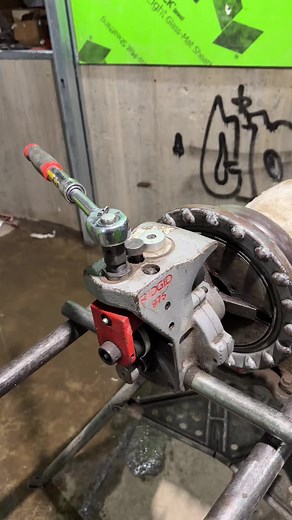 Make groov on the steel pipe. #steel #steelpipes #steelpipecuttingmachine #plumbing #plumber #fyp #tiktok #plumbers #plumbingtok #roughin #plumberwork #plumbersworkflow #plumb #young #bluecollar