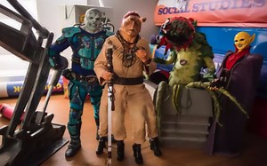 一部儿童科幻冒险电影， 几个迷你外星人来 到小男孩家吃光了他的作业