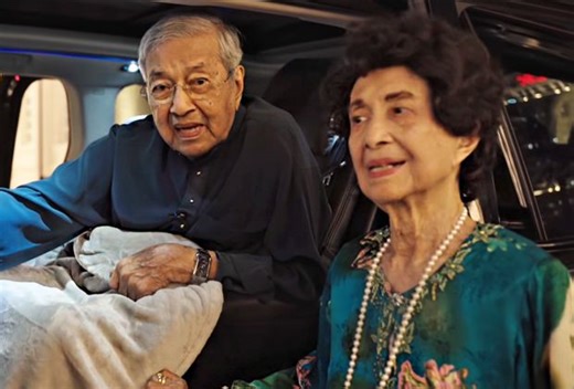Dr M, Siti Hasmah tour refurbished Bangunan Sultan Abdul Samad on eve of Aidilfitri