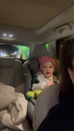 Pelin AKİL on Instagram: "🐻 Hayvan sevgisi tabiki lazım ama herşey karşılıklı Ben seni seveyim sende beni say ki bozulmasın ağzımızın tadı Armudun iyisini zaten o yer bir eli yağda ötekisi balda Buramıza geldi artık hakim bey takdir sizden bu tatlı kızlara A de bakiiiiim #barışmanço #2yearsold #twins #twinsisters 🐻🧿🧿@alinlinaaltann"