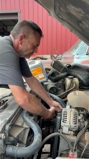 Upper rad hose repair in under a minute. Chevy Silverado. #chevy #silverado #radiator #fast