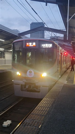 JR西日本・大阪環状線323系LS13編成『可哀想に！』HM付 普通・外回り 大阪城公園駅到着シーン🚃#jr西日本 #大阪環状線 #323系 #可哀想に #普通 #外回り #大阪城公園駅