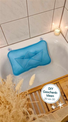 von Lange Hand I maritime Schnittmuster I DIY on Instagram: "Wie gemütlich kann ein Schaumbad bitte sein?! 😍 Mit diesem selbstgenähten Wannenkissen aus Air Mesh wird’s richtig luxuriös – und das Beste: Du brauchst kein Schnittmuster! Das Projekt durfte ich für das neue Snaply-Magazin entwerfen und habe es so konzipiert, dass Du für das Kissen kein Schnittmuster drucken brauchst. Das Schiffchen-Motiv ist optional, dafür gibt es eine kostenlose Schablone. Ansonsten gilt: Einfach Maße auf den Stof
