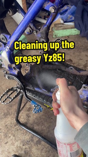 Cleaning the grease off this Yz85! 💙 (2t gas will turn into straight oil once the gas evaporates) #darzrt #yz85 #yz85💙 #dirtbike #mototok #2stroke #yamaha