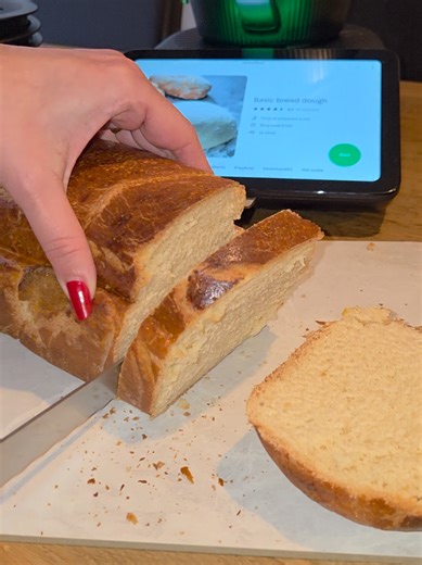 Honestly guys, making rich, homemade bread with the Thermomix couldn’t be easier 🍞💚 The dough takes just 2 minutes to make 🙌 Let it rest, pop it in the oven at 200°C for 30–40 minutes, and that’s it — the best bread, every time 🤍 Perfect for sandwiches or whatever you fancy. Isn’t the Thermomix just amazing? 😍 #ThermomixMagic #HomemadeBread #EasyBaking #FreshBread #LoveThermomix