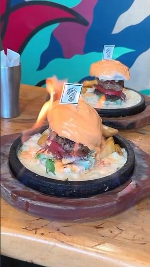 チーズたっぷりのファイヤーハンバーガーが最高！