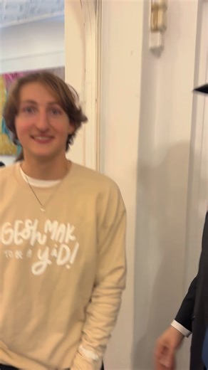 Noah war vier Monate in New York seit drei Tagen zurück in Berlin, aber mit etwas, das für immer bleibt. 📍 Chabad Headquarter 770 🎓 Studenten-Pegisha 🧎‍♂️ Geschenkte Tefillin 🕯️ Jeden Freitag Schabbat bei Familien „Ich habe das Judentum ganz neu gesehen. Einen positiven Spirit gespürt. Tiefe, Wärme, Verbindung.“ Wow, Noah. So amazing. Geshmak to be a Jid. | Jüdische Gemeinde Chabad Berlin