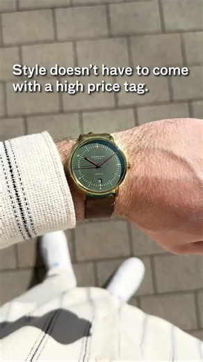 [The Award-Winning Bauhaus Classic – Now with Enhanced Details] Timeless elegance meets technical sophistication. A robust 38 mm case with an exquisite bronze PVD coating, a deep reed-green dial that shifts with the light, a precise Miyota automatic movement, and luminous Luminova accents for optimal readability—even in the dark. What Makes the New Automatic Watch Stand Out? ✔️ Award-winning design ✔️ Bold orange Luminova ✔️ Durable bronze PVD coating ✔️ Exhibition case back ✔️ Scratch-resistant