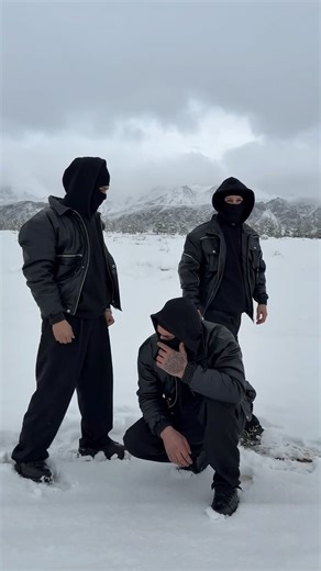 ‎پوشاک فندی نجف اباد‎ on Instagram‎: "⁨ ⁨ به نام خدا کاپشن چرم گرم بالا سایز بندی محصول M.L.XL..2XL جهت ثبت سفارش دایرکت 🙏 خرید حضوری :بیو پیج مطالعه شود #اکسپلور #ترند #کاپشن_چرم #گنگ #اصفهان⁩⁩"‎