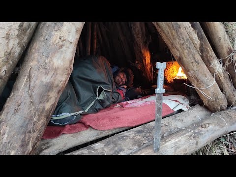 Camp Bushcraft: Building a shelter from start to finish-2 days of survival in the mountains