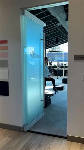 Some gifts fade after the season ends... but the ones you build at the barre? That’s the kind that lasts. 🎁 Stronger posture 🎁 More energy 🎁 A calmer mind This is your gift to you. See you at the barre this season! 📸: @barmethodbend | The Bar Method