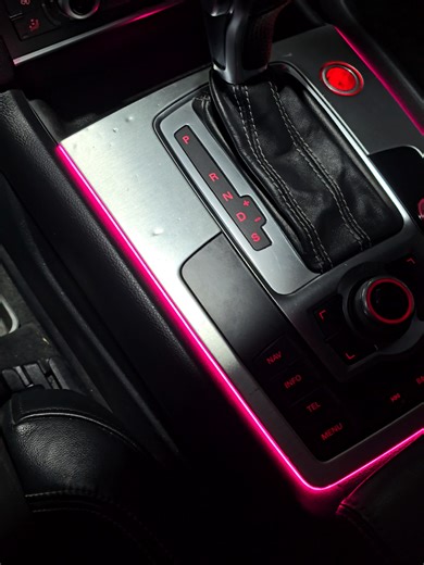 Lumini ambientale standard cu benzi led dinamice si iluminare extra la consola centrală. #ambiente #audi #viral #vipstarcars #vienna