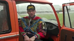 2.7K views · 67 reactions | Eric Sell, também conhecido como "EES", é um dos poucos namibianos brancos a produzir música Kwaito - mas ele já é uma estrela além das fronteiras de seu país de origem. EES e sua música representam a unidade e a criação de uma identidade multicultural totalmente namibiana. #the77percent | DW Português para África | Facebook