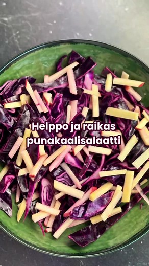 Kaupallinen yhteistyö: Voimaa Kasviksista 💚 Talven helpoin salaatti on tässä! Raikas pikkelöity punakaalisalaatti syntyy nopeasti ja edullisesti sesongin rapeasta punakaalista, lempeästä lantusta ja hapokkaasta omenasta. ⁠ ⁠ 👉 Kommentoi, kumpi kotimainen raaka-aine esitellään seuraavaksi: kyssäkaali vai maa-artisokka?⁠ ⁠ ⁠ #voimaakasviksista #salaatti #satokausi #satokausikalenteri #sesonkiruokaa