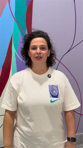 São Paulo Escola de Dança on Instagram: "Os Cursos de Férias transformam a São Paulo Escola de Dança em uma semana intensa de encontros, trocas e muita dança.✨ Neste vídeo, a curadora Ciça Veronese (@cicaveronese) fala sobre a proposta dos cursos “Dancehall: Ritmo, Raiz e Movimento” e “Danças Urbanas e Musicalidade: Entre o Sentir e o Executar”, compartilhando como foi a experiência dessas formações e suas expectativas para os Cursos de Extensão Cultural de 2026. Vem conferir e acompanhar de p