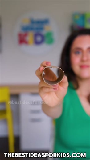 PAPER ROLL STAMPED PUMPKIN 🎃 An easy and fun craft for Halloween! Follow me @bestideasforkids for more easy crafts for kids 🍂😍 How to: Shape the paper roll into a pumpkin shape (I just bent it slightly in the middle to give it a bit more shape). Stamp into paint 🎨- acrylic or tempera paint works well. Stamp onto paper and then paint inside. Let the paint dry. Use a black marker to add the pumpkin lines and then paint on the vines or use an acrylic paint marker or chalk marker to draw them on