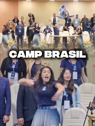 CAMP BRASIL Durante o CAMP BRASIL 2025, um dos momentos mais marcantes foi a poderosa ministração dos quatro regentes, que conduziram os adolescentes a uma intensa atmosfera de adoração. A unidade das vozes e o fervor espiritual criaram um ambiente tão profundo que muitos afirmaram: “O céu ficou baixinho!” A presença de Deus foi notória e incontestável. Jovens e líderes se envolveram em uma adoração sincera, transformando o local em um verdadeiro altar de comunhão e entrega. O mover do Espírito