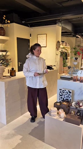 Studio LDE | Home of art & interior on Instagram: "Last-minute kerstcadeau nodig? 🎄✨ Wij zijn er vandaag tot 16:00 en hebben écht de leukste items in de winkel! Denk aan kerstsokken, armbandjes, geurstokjes, onderzetters en nog véél meer 🤍 Geen keuzestress? Een cadeaubon is altijd een goed idee 💌"