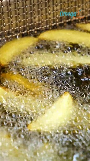 Refined Oil: Is It Really Safe for Daily Cooking? | Hidden Health Risks Explained Is refined oil really safe for daily cooking? Learn how refined oils affect heart health, inflammation, cholesterol, and long-term wellbeing. #RefinedOil #CookingOilTruth #HealthyCooking #HeartHealth #CholesterolControl #Inflammation #DiabetesPrevention #FattyLiver #IndianKitchen #NutritionAwareness #LifestyleDiseases #OmegaHospitals | Dr Mohana Vamsy