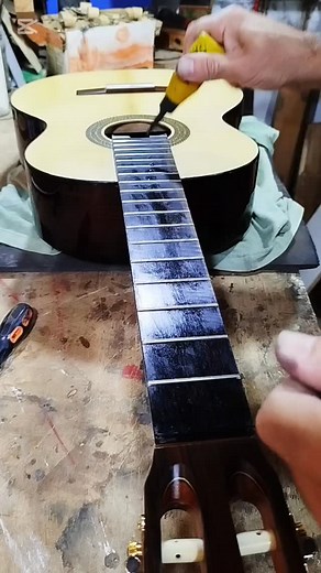Terminé esta flamenca negra construida en Jacarandá de la India y Abeto Alemán. Abanico tipo Antos Hernández. Prontamente audios y videos en manos de su dueño. #stracquadainiguitarras #guitarraflamenca #luthier | Guitarras Stracquadaini