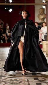 Virginie Viard présente sa dernière collection, et clôt un chapitre de sa vie en beauté avec le défilé Chanel Couture. #VirginieViard presents her latest collection, and closes a chapter in her life in style with the #Chanel Couture show. 📹 @lofficielparis | L'Officiel de la Mode