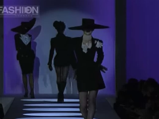 @runway.footages on Instagram: "Thierry Mugler Spring/Summer 1997 #catwalk #model #modeling #runway #horsewalk #supermodel #supermodels #fashionshow #fashion #model #thierry #thierrymugler"