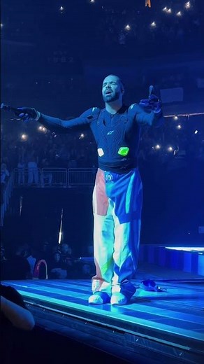 Drake performing Teenage fever