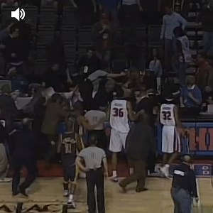 Indiana Pacers y Detroit Pistons protagonizaron la mayor pelea en la historia de la NBA. Si bien todo partió en la cancha, rápidamente se movió a las tribunas, provocando un triste espectáculo en la mejor liga de baloncesto. Síguenos en nuestro canal de YouTube: http://bit.ly/yt-cracks | Cracks