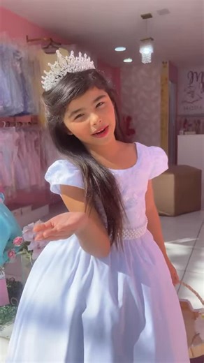 MINI MISS INFANTIL on Instagram: "Oii mamãe, você já conhece a nossa loja ? @minimissinfantil especializada em vestidos para festa infantil como : batismos, casamentos , festas , formatura e muitas outras … trabalhamos com venda e aluguel . Siga nosso perfil 🩷 . 📍Avenida Cesario de Melo, 2787 📲 21 97242-3955 . . #vestidos #vestdosdefesta #festa #luxo #infantil #mulher #mamae"