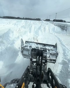 Snow Plowing Commercial Lot | 8' Snow Drift & 2+ Feet of Snow | VOLVO L70H w/ JROD-Z Blade - Plowing Snow | Graders Tv | Facebook
