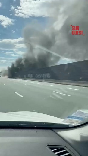 Un camion en feu sur l’autoroute Un car a pris feu sur la bande d’arrêt d’urgence de l’autoroute A 63 ce vendredi 7 mars. Des images envoyées à « Sud Ouest » et publiées sur les réseaux sociaux laissent percevoir des passagers situés sur le bas-côté. D’après les pompiers des Landes, le car transportait 30 personnes. Une quinzaine de pompiers ont été mobilisés. Il n’y aurait pas de blessé selon eux. | SudOuest.fr