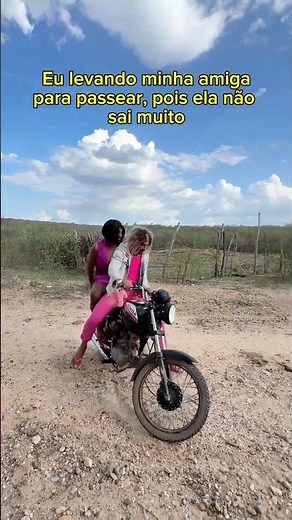 Taking her out because she doesn't go out much 😂 #oblogueirinhodecaf #memes #humor #shorts #friends