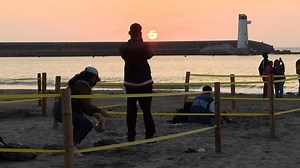 Video. Peruvians enjoy the beach while social distancing in roped off squares