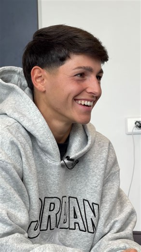 À la rencontre des jeunes filles du Centre de formation ❤️💙 🤝 Notre défenseure @elisadealmeida5 a partagé un moment d’échange avec de jeunes filles du Centre de formation au Campus PSG. L’occasion pour l’internationale française d’aborder différents sujets comme le football féminin, le parcours scolaire ou encore la vie en dehors du foot ! | PSG Féminines