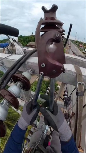 😱 How Linemen Cut and Strip Power Cables Like Pros! #Shorts #utilitywork #lineman #powerlines #usa