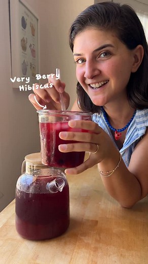 Damla Demirel Burdurlu on Instagram: "🥤Starbucks Berry Hibiscus🥤 Ev yapımı çok lezzetli ve ferahlatıcı bu içeceğe bayılacaksınız❤️ Malzemeler 2 yemek kaşığı hibiscus 1.5 litre sıcak su Şurup için; 180 ml su 145 gr şeker 1.5 su bardağı donuk orman meyvesi Süslemede bolca buz&orman meyvesi Yapılış 🌸Berry şurubu için donuk meyveleri,şekeri ve suyu sos tavasına alıp kısık ateşte pişiriyoruz.Arada karıştırmak önemli.Ardından karışımı süzüp soğumaya bırakıyoruz. 🌸Bir yandan sıcak suyun içine hibis