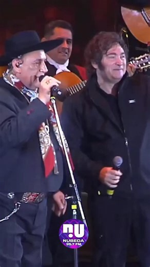 NUBEDA ONLINE 95.7 FM on Instagram: "🎶🔥 MILEI EN JESÚS MARÍA: CANTÓ JUNTO AL CHAQUEÑO PALAVECINO ANTE UN PREDIO COLMADO En una noche de viernes con entradas agotadas y un marco imponente de público, el Javier Milei fue protagonista de un momento inesperado en el Festival Nacional de Doma y Folklore de Jesús María. El Presidente de la Nación llegó al predio y fue invitado a subir al escenario por el Chaqueño Palavecino, generando una ovación inmediata. Con tono distendido y entre risas, Milei l