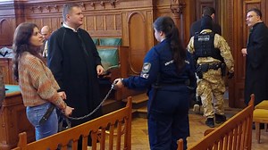 Le procès d’Ilaria Salis en Hongrie, l’italienne enchaînée au tribunal, déclenche l’indignation dans la péninsule - RTBF Actus