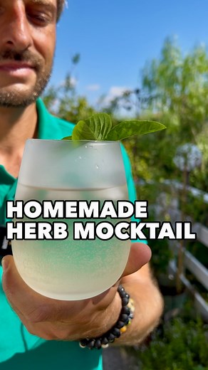 DIY Homemade Mocktail 🌿 with fresh herbs from the garden 💚 You can easily make your own herb syrup straight from the garden to make a delicious and natural homemade mocktail. I stopped drinking alcohol six months ago. It was becoming a bad habit to cope with stress. The problem? I love aperitivo and most alcohol-free drinks are loaded with additives and colorants. So I started making my own. 🌿Take some filtered water and mix it in a pan along with sugar. 🌿Make it slightly boil and harvest so