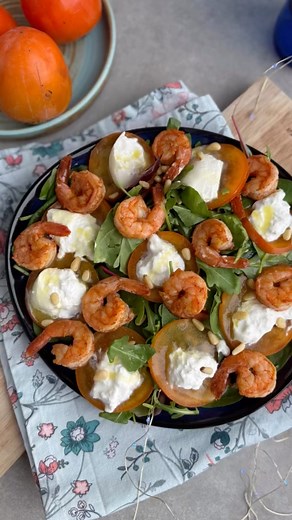 Sabina Rusnac on Instagram: "Salata cu creveti, burata si kaki pentru mesele de sarbatori! Salveaza reteta😉 Ingrediente: 100 gr mix verdeata Cca 12 creveti 1 bulgare burata / buratina de la @casarinaldi 1 kaki Muguri de pin Pentru creveti: Sare, piper, pudra de ardei dulce, 1 catel usturoi, suc de lamaie Ulei de măsline pentru prajit Dressing: 4 linguri ulei de masline 1 lingurita de mustar Dijon 1 lingurita miere Sucul unei 🍋 Sare Optional (o lingurita de crema balsamica) Pregatire: 1. Condim