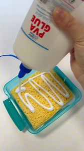 Cette astuce pour l'éponge à colle est vraiment révolutionnaire pour réduire le désordre ! 🧽 C'est votre signal pour renouveler votre éponge à colle, n'est-ce pas, enseignants ? Avez-vous déjà essayé cette technique de collage ? #BakerRoss #bricolagepourenfants #conseilsdemamans #astucesartistiques #conseilsparentaux #astucedenseignants #épongeàcolle | Baker Ross - Loisirs Créatifs
