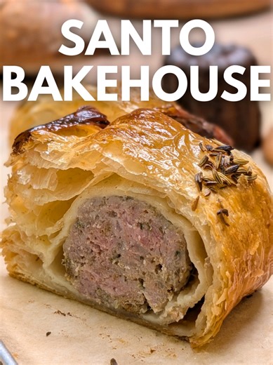 Llevo más de 15 años escribiendo sobre gastronomía y, os soy sincero, cada vez me cuesta más encontrar lugares que me lleguen al alma. Con @santobakehouse iba un poco escéptico pensando: “¿otra panadería con colas en Madrid?” Me equivoqué. Valerie y George no solo me abrieron las puertas de su obrador, me abrieron las de su casa. Y entre esa bandeja gigante de pastelería salada (posiblemente la mejor de Madrid), encontré un tesoro que creía olvidado: el Sausage Roll. Mi madre es irlandesa, así q