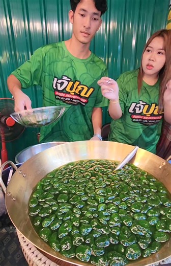 แป้งนุ่มหนึบ ใบเตยแท้ กะทิเข้มข้น ขนมอินทนิลเจ๊ปุณ งานองค์พระปฐมเจดีย์ วันนี้ ถึง 12 พฤศจิกายน 2568 #ขนมอินทนิล #ขนมไทย #นครปฐม #dessert #food #reel | Aroon Sukdee