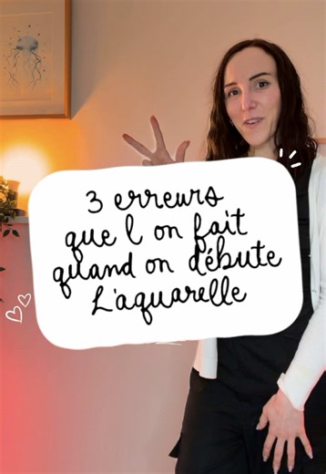 Trois erreurs que l’on fait (presque tous) quand on débute l’aquarelle. Quand on commence, on pense souvent que les “ratés” viennent d’un manque de talent. En réalité, ce sont surtout de petites habitudes qui nous mettent en difficulté sans qu’on s’en rende compte. Voici trois erreurs très fréquentes : Laisser son pinceau dans le bocal d’eau. La pointe se tord, s’abîme, et on perd rapidement la précision du geste. Utiliser ses godets d’aquarelle à sec. Les couleurs deviennent difficiles à prendr