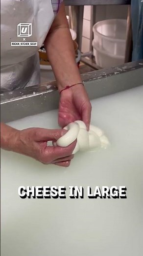 How mozzarella cheese is made in Italy! 🧀🇮🇹 - 🎥 BVIRAL / rockin_kitchen_sicily